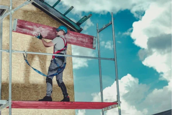 An image of construction worker erecting the scaffolding