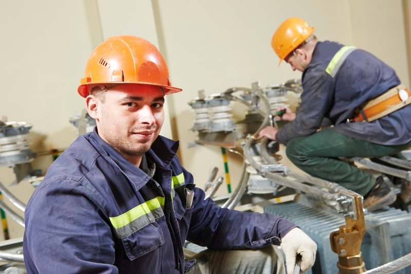 overhead-power-lines | Fast Labour Hire An image of electricians working